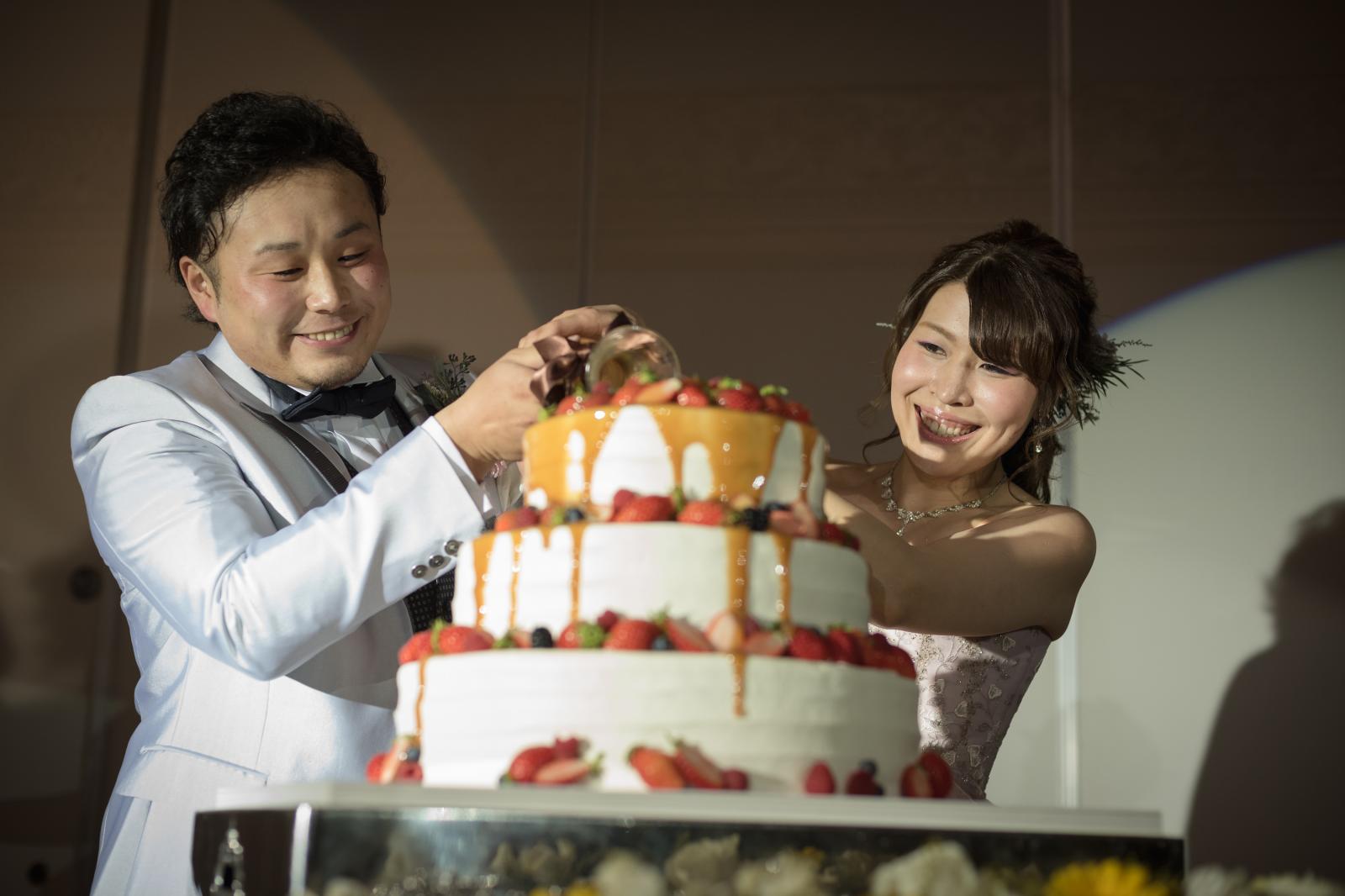 最近大人気のカラードリップケーキ！！