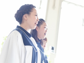 挙式の中で行われる聖歌隊からの歌のプレゼント。この歌に心を打たれる方も多い。