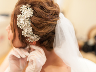 プロのヘアメイクアーティストがとびっきりの花嫁になるお手伝いをしてくれる