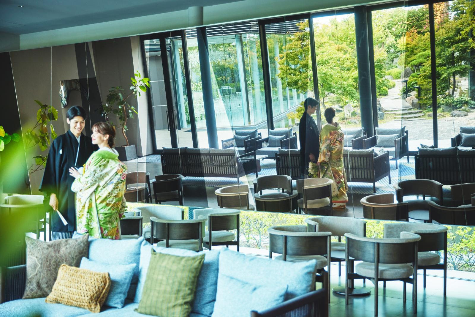 建築美と庭園の融合がふたりの特別な日を引き立てる