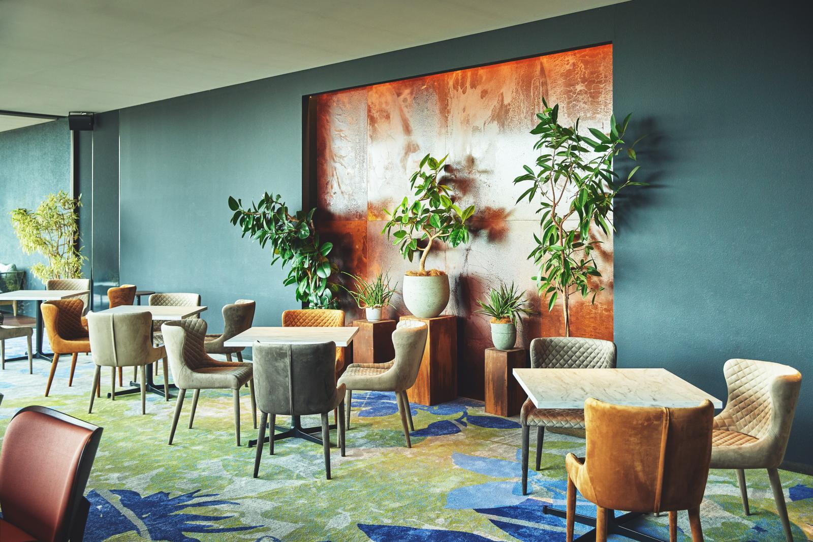 広々としたラウンジで寛ぎのひとときを