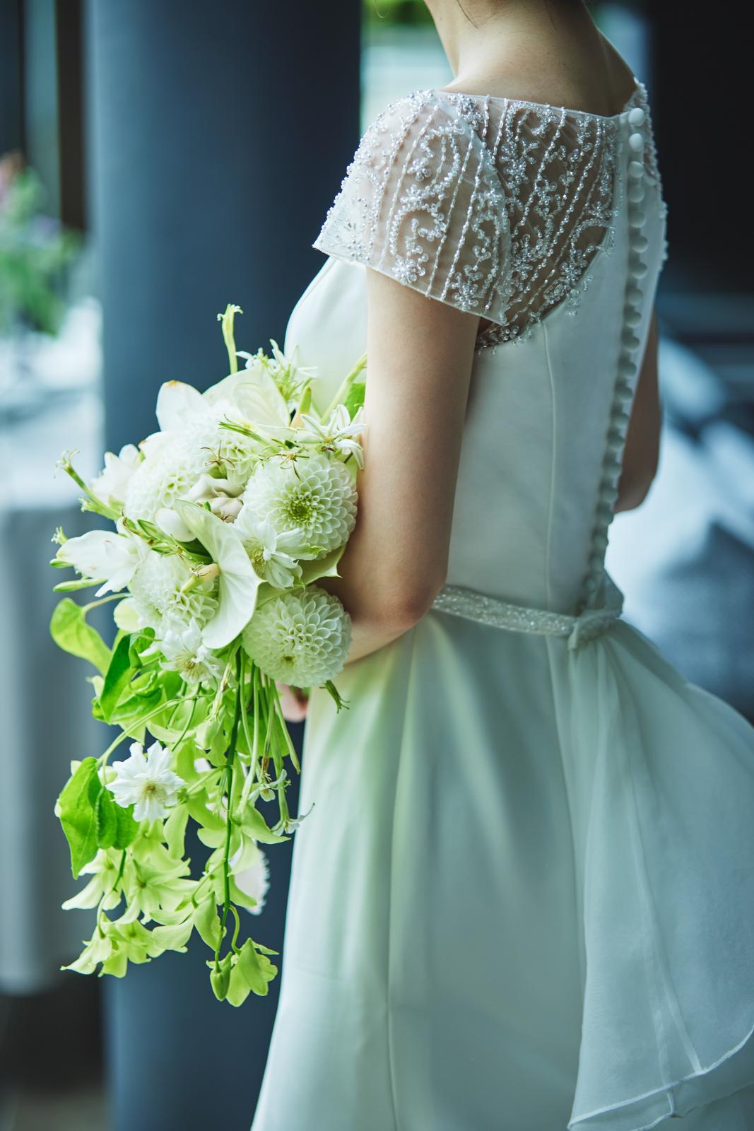 空間と調和する、花嫁の美しい佇まい