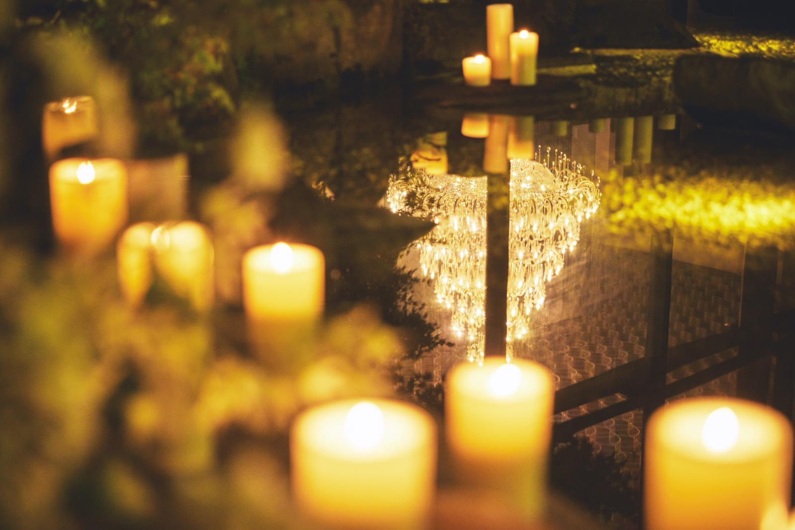 水に浮かぶ幻想的なキャンドルナイトとシャンデリア