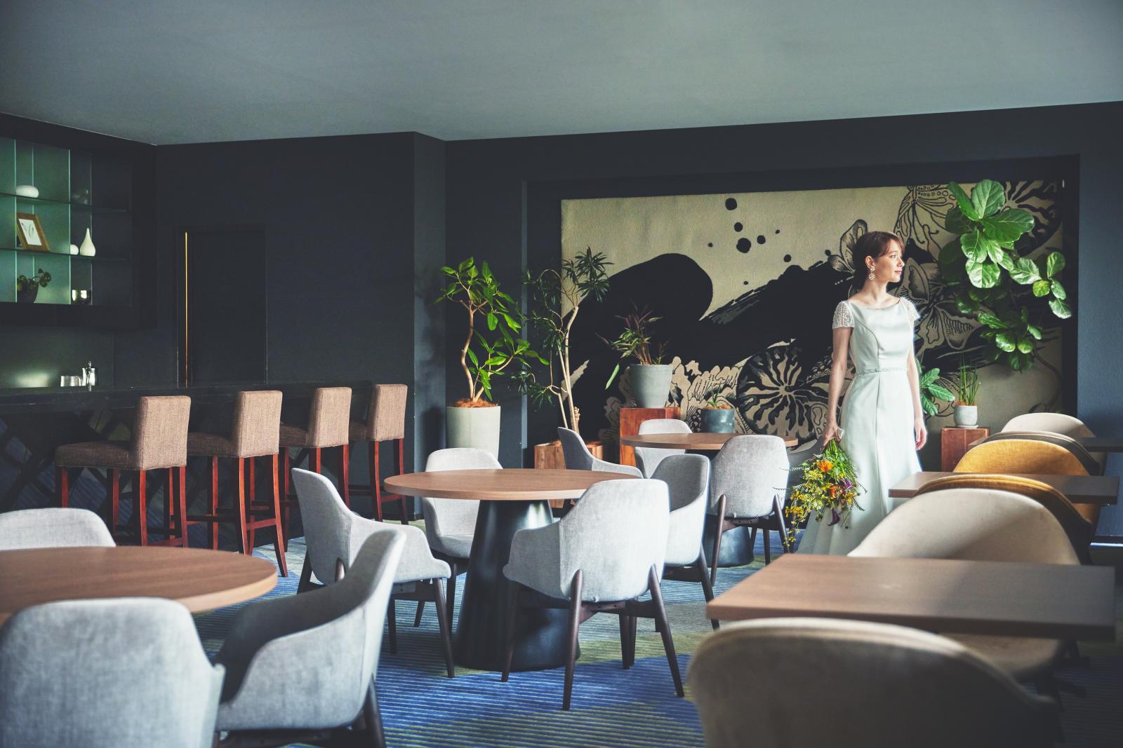 庭園を望むロビー、邸内に足を踏み入れた瞬間に非日常が広がる