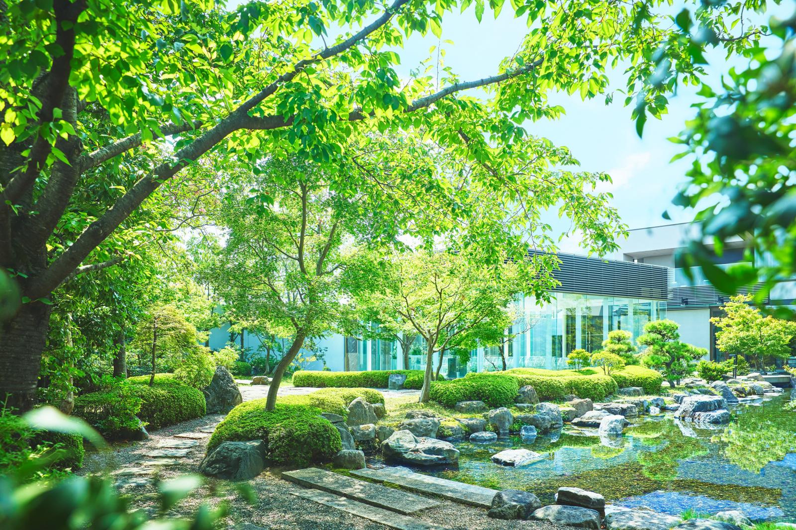 庭園内に佇む水に浮かぶ幻想的なクリスタルチャペル