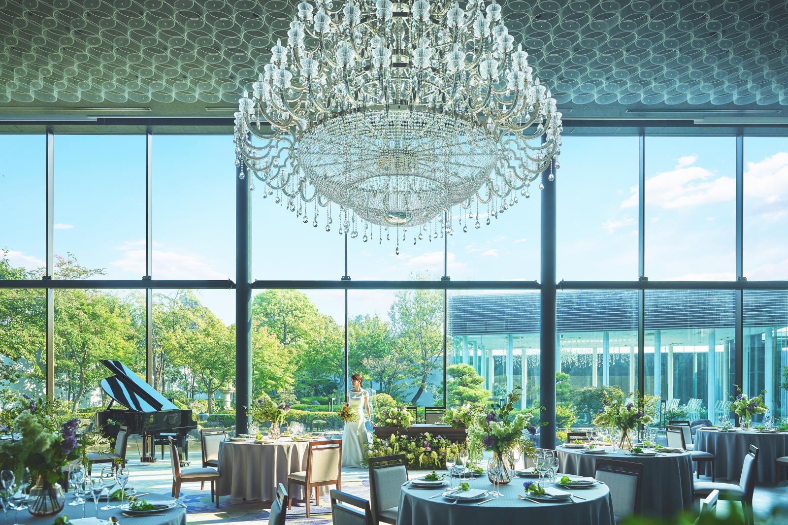 優雅さと心地よさが共存した空間でグランドピアノの音色に耳を傾けて