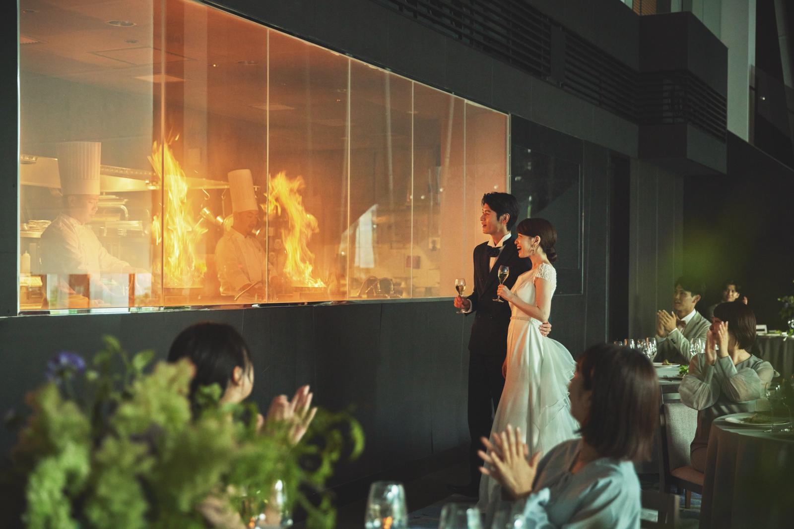 サプライズのオープンキッチン演出で、お料理により一層期待を高めて