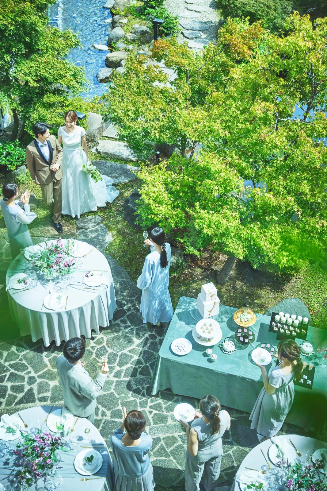 庭園を自由に使って、ふたりらしいパーティを