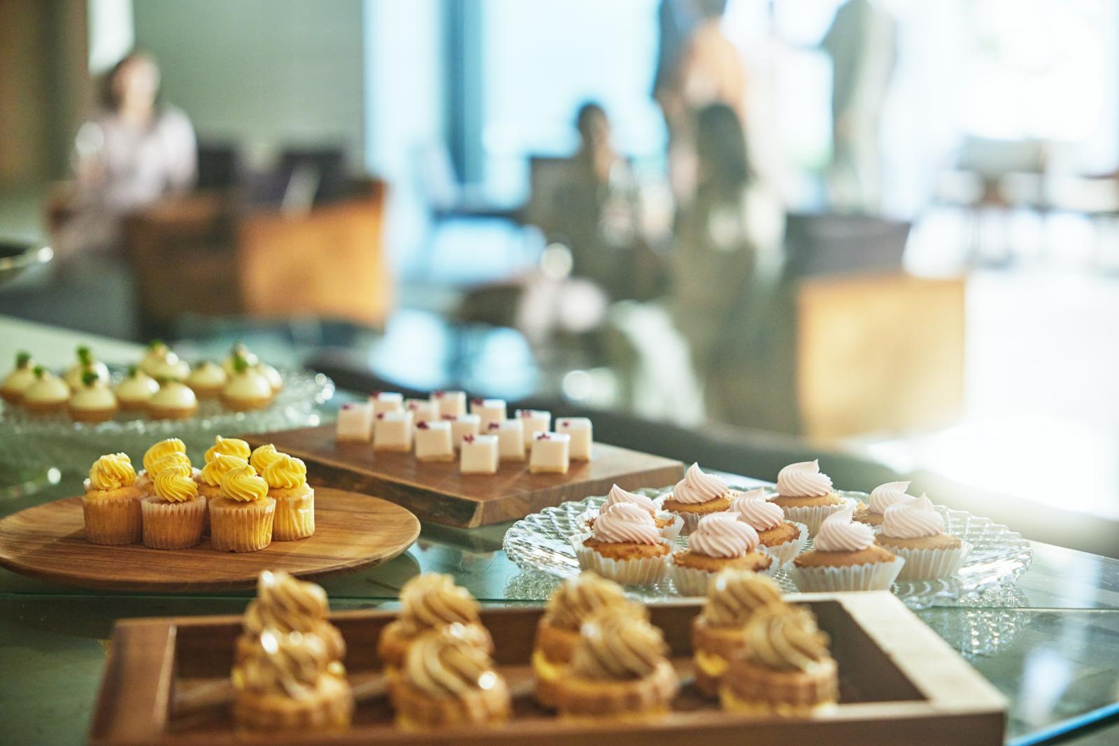 開放感なラウンジでは挙式前におふたりがお出迎えしてくれるプレパーティーも実施できます