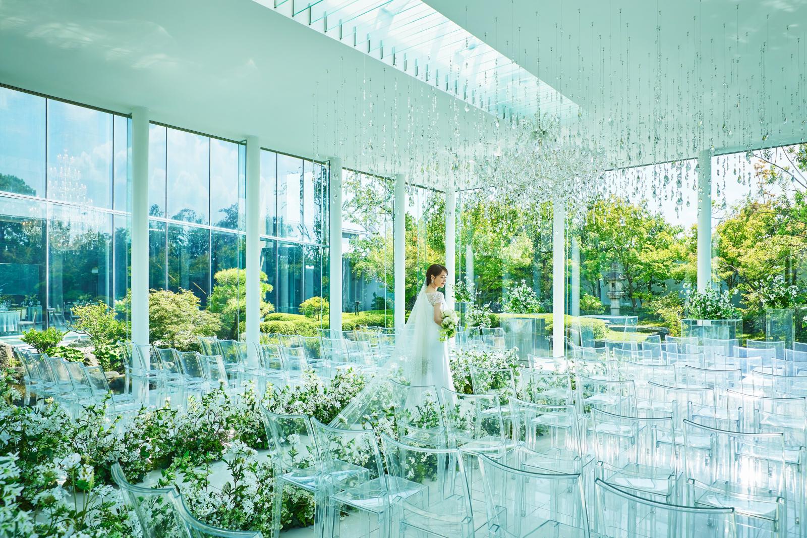 水に浮かぶ360度ガラスのクリアチャペル