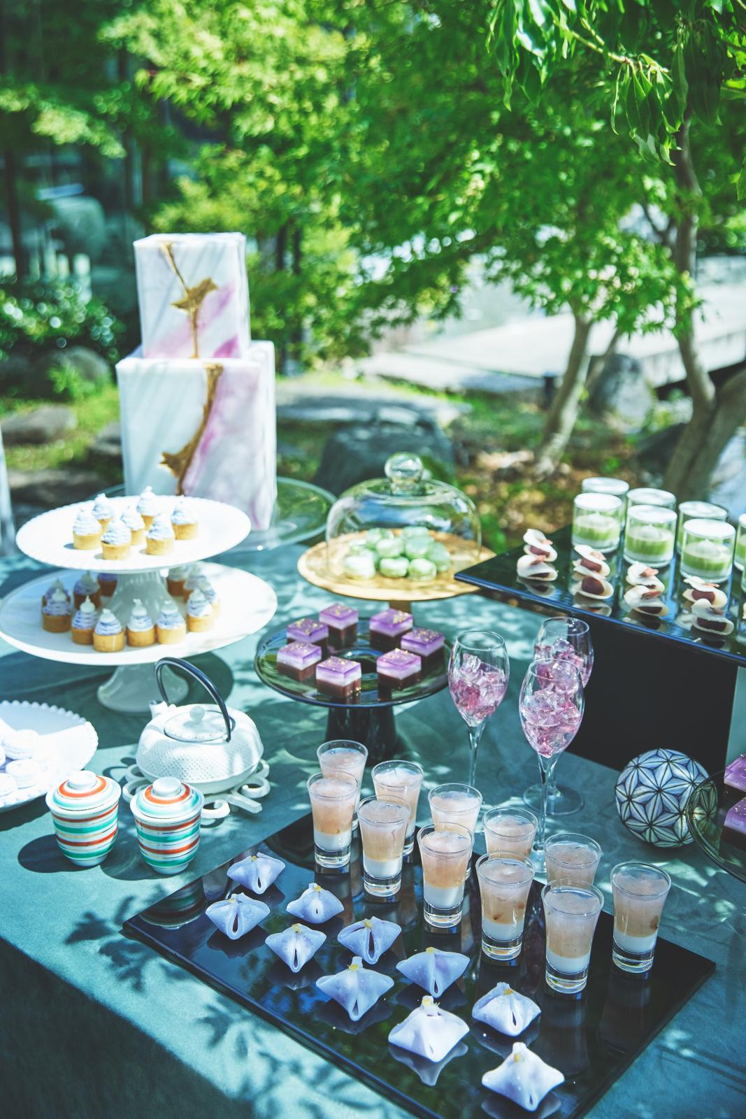 ガーデンでデザートビュッフェ 青空の元自然と笑顔があふれる