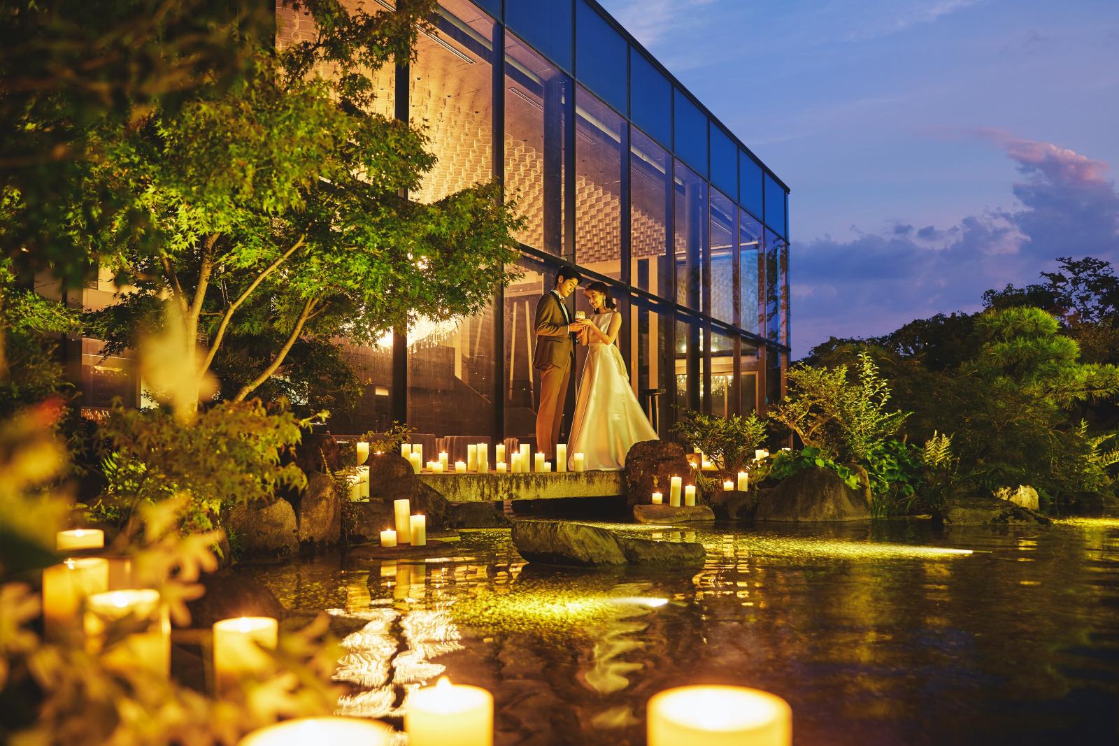 ガーデンを彩るキャンドルの灯りで1日のクライマックスシーンを幻想的に