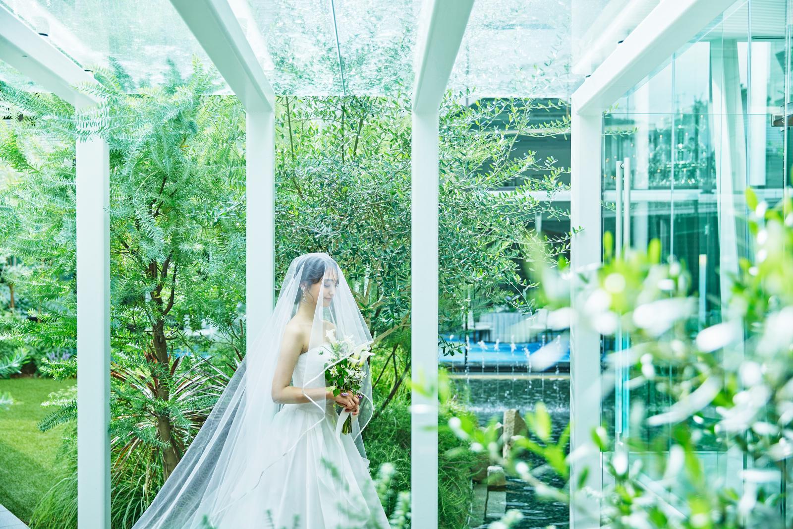 神聖な誓いの瞬間にふさわしい優しく清らかなたたずまい