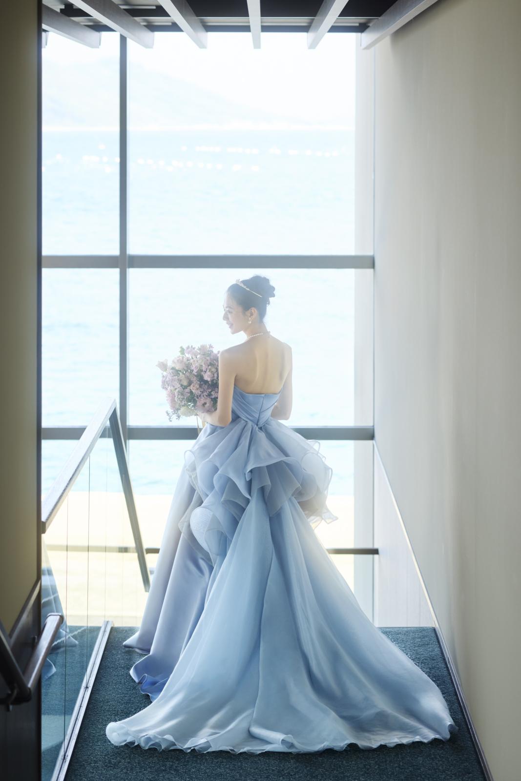 ファッショントレンド、季節感を贅沢に取り入れて楽しむカラードレス。