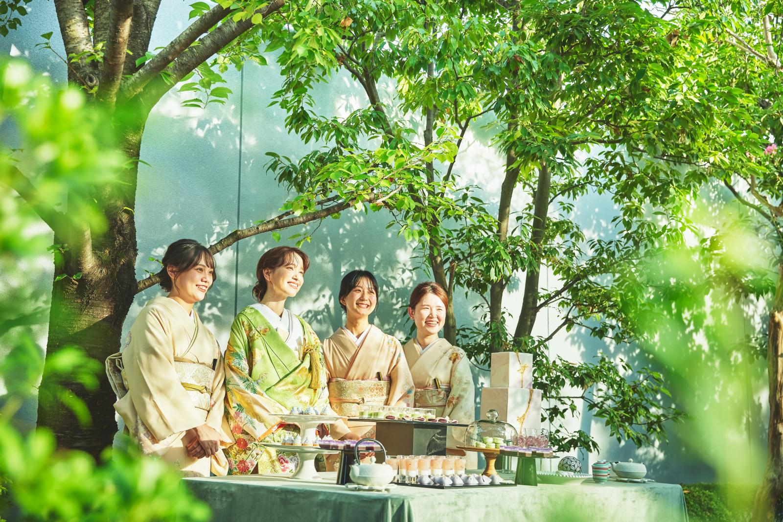 和装が映える日本庭園