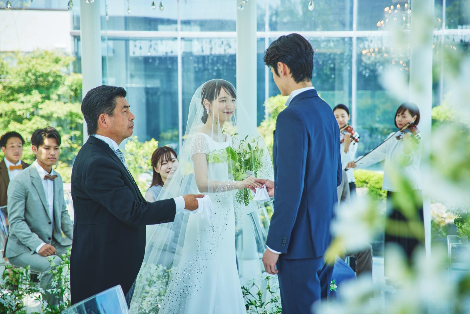 父から新郎へ想いこめた瞬間を心に刻んで