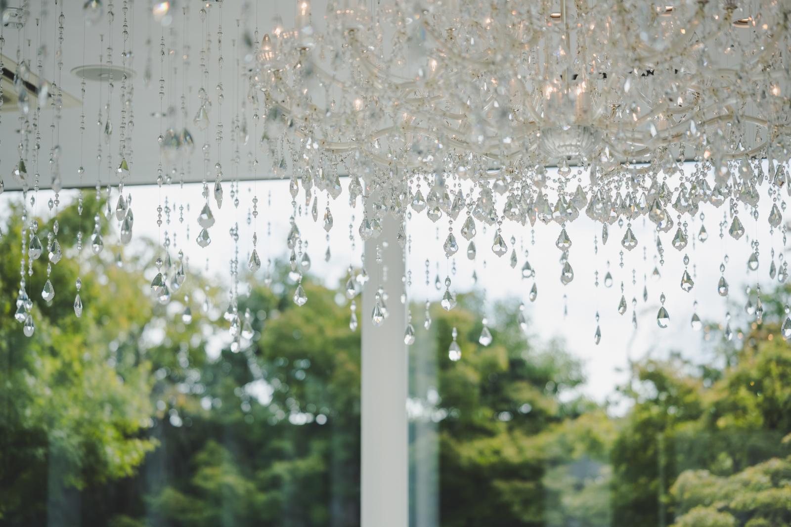 無数のきらめきとやわらかな陽光が祝福するチャペル