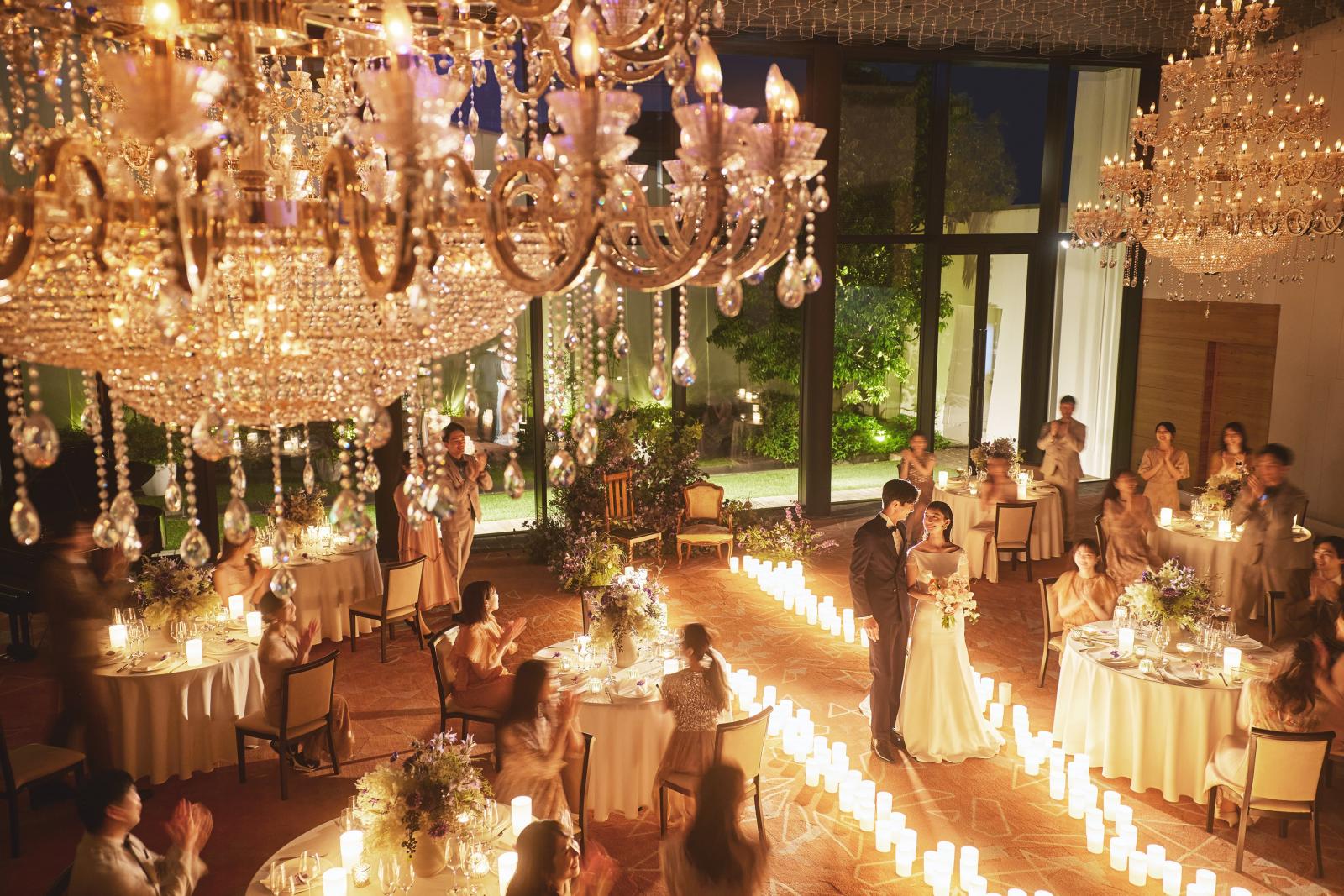 ガーデンやチャペルもライトアップされ、デイタイムとはまた違う雰囲気の魅力的なナイトタイムも人気