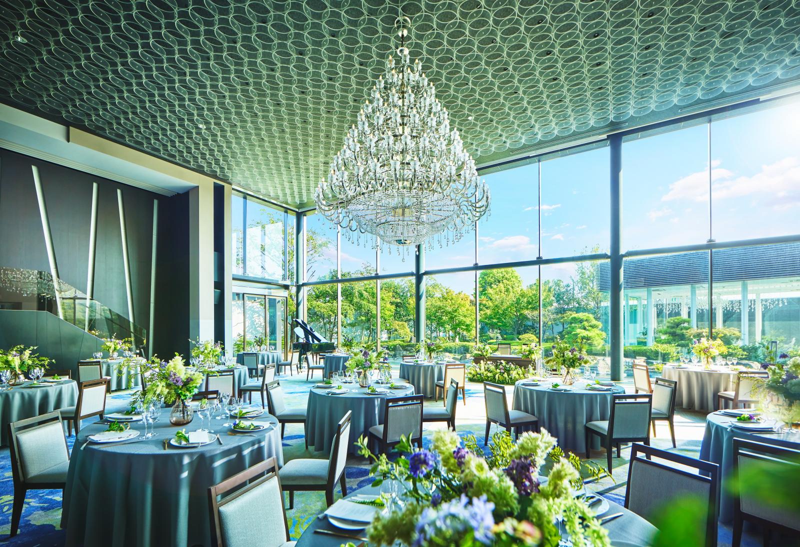 大空と庭園を望む景色で、明るく晴れやかな時が流れる