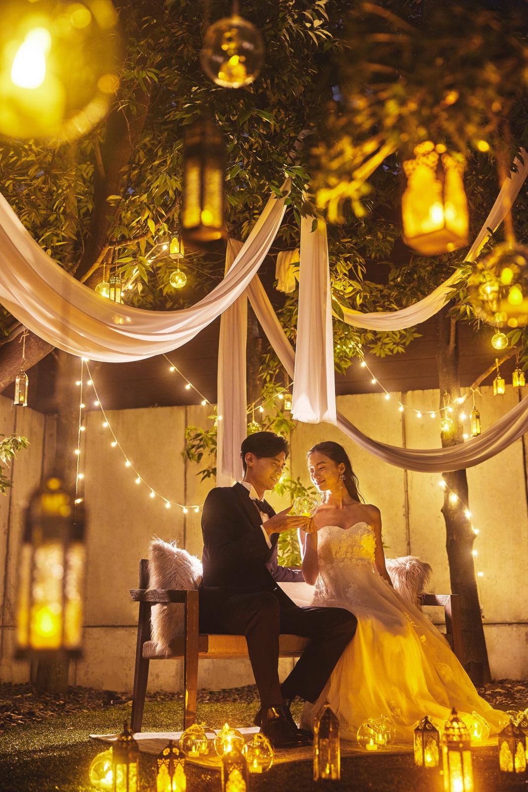 ライトアップされた幻想的でドラマチックな世界で想い出のひと時を