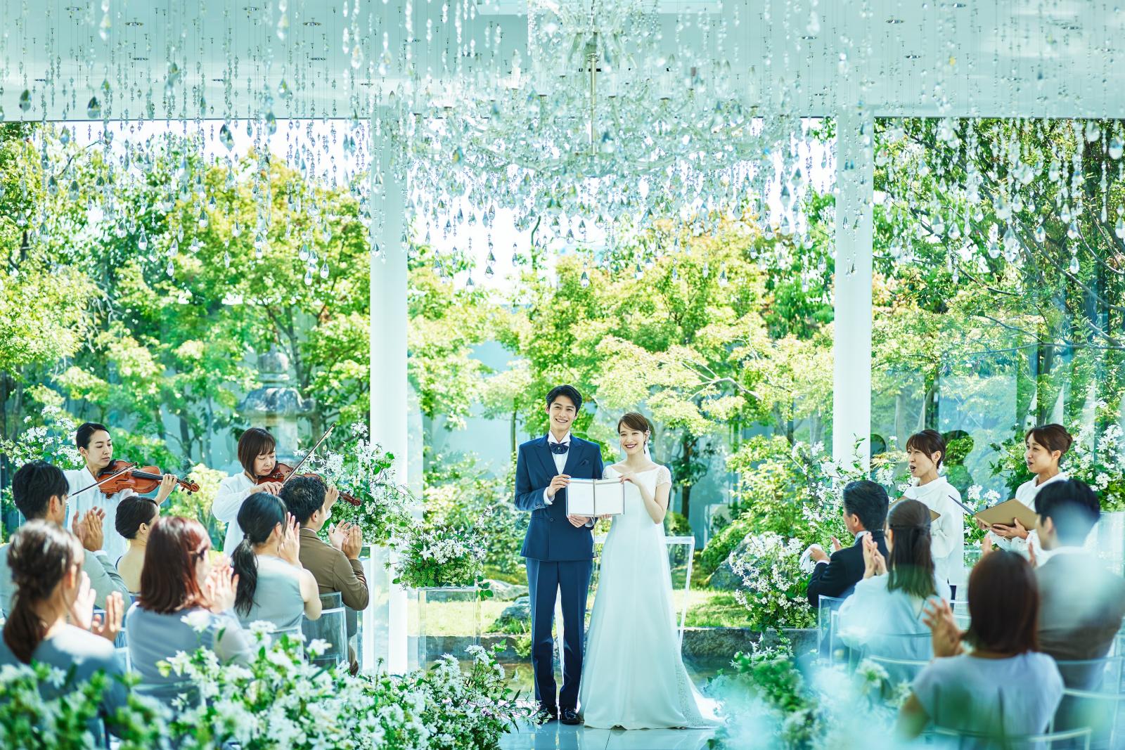 やさしく陽光が注ぎ、ふたりもゲストもリラックスした心温まるセレモニーが叶う