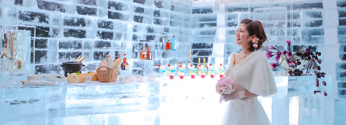 冬の結婚式限定でガーデンに登場する「アイスバー」 氷だけで作られた室内は想像よりもはるかに温かく、ホットワインや料理が楽しめる