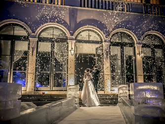 冬の結婚式は雪と氷の透明感が、より会場をラグジュアリーな雰囲気に。