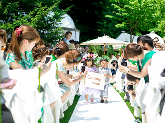 キッズやブライズメイドも参加♪ジャルダンのガーデン挙式は「みんなの思い出に残り続ける」セレモニー。