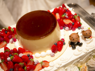 大好きなプリンケーキでケーキ入刀！その後は・・・もちろんビュッフェでみんなで食べよう！