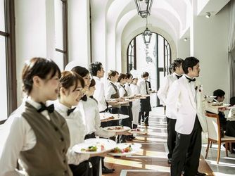 “DS”ドリームスタッフ・ディエス（女神）という意味。ゲストを巻込み楽しませるスタッフ達