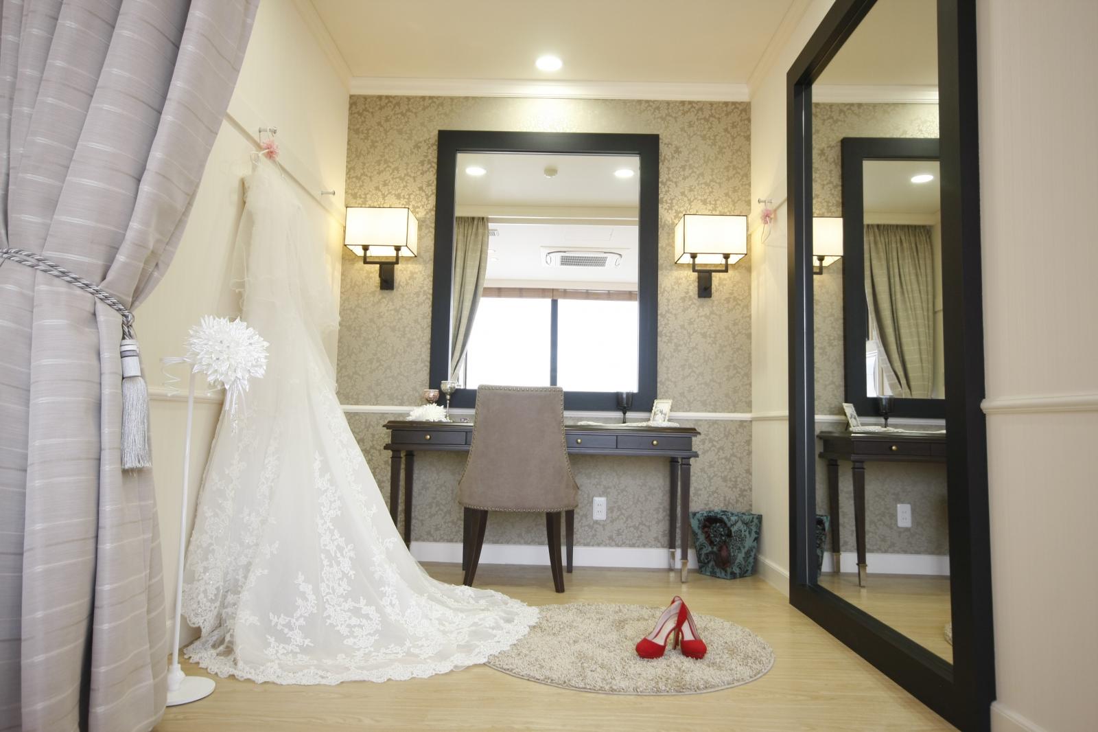 ご結婚式当日はおふたりのお衣裳をお部屋に用意させていただきます♪