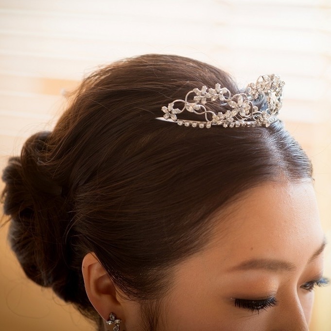 ヘッドドレスやティアラといったアクセサリー 挙式後のヘアチェンジなどご希望に合わせご提案します