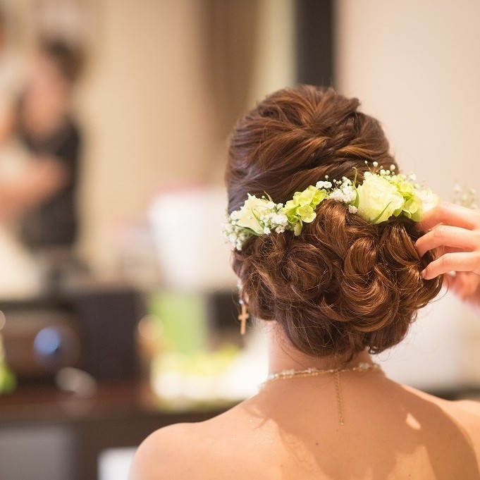 生花やアートフラワーを使ったヘッドパーツ、ヘアオーナメントも