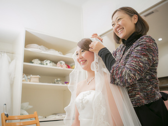 ブーケの打合せもドレスショップで出来るのが魅力。ドレスのイメージに合わせてトータルコーデが実現