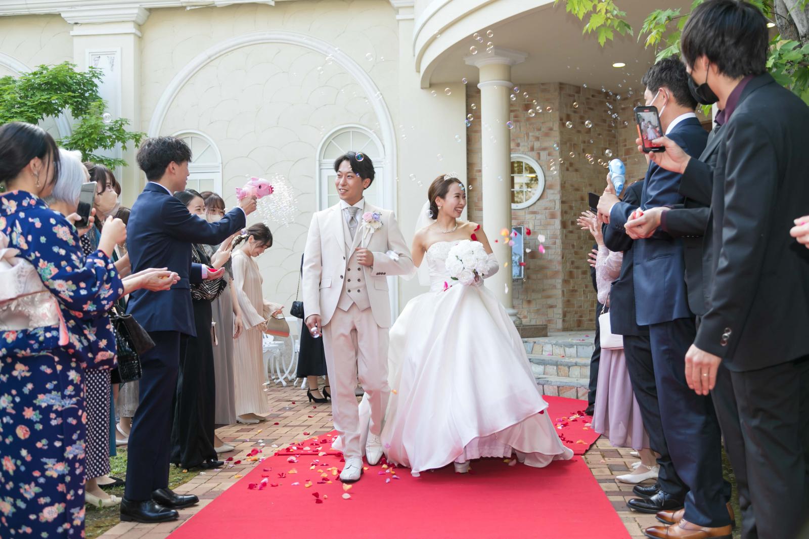 フラワーシャワーやシャボン玉での演出が人気です♪