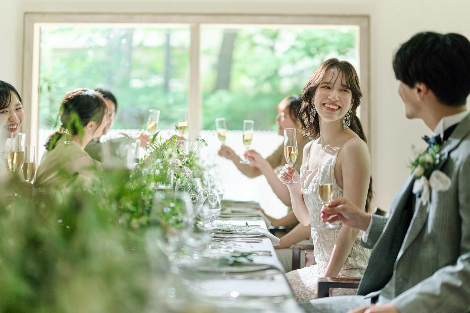 1つのテーブルを囲んで、食事も会話も一緒に楽しむ♪
