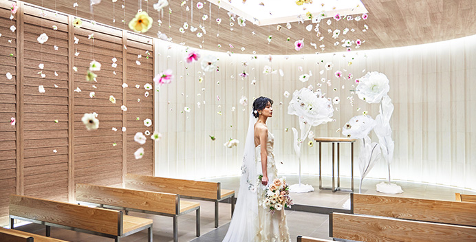 花が咲き誇る演出もできるチャペル。ビックフラワーがお二人を優しく包み込みます。