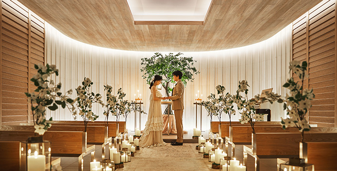 木の温もりあふれるナチュラルイな雰囲気のチャペル