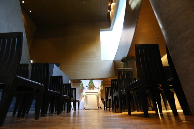 吹き抜けの会場に日差しが優しく降り注ぎ<br />
おふたりをより輝かせます