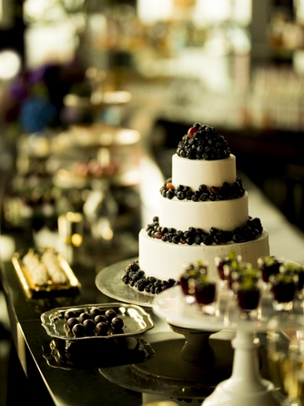 ワインとのマリアージュを考慮しブラックベリーをあしらったウエディングケーキ