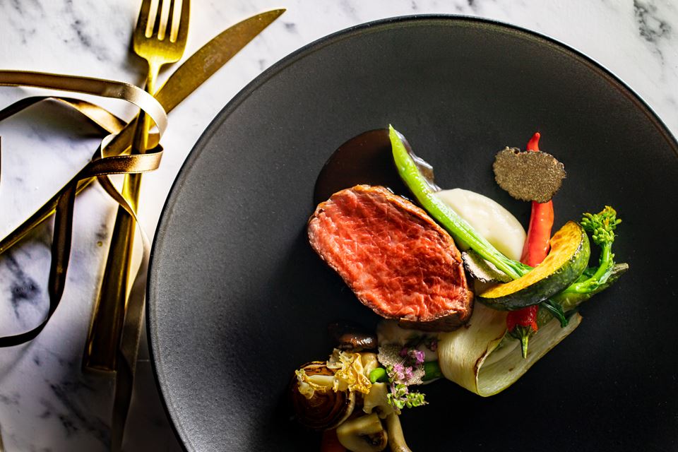 会場内で直接料理をサーブする“シェフズキッチン”の演出も可能