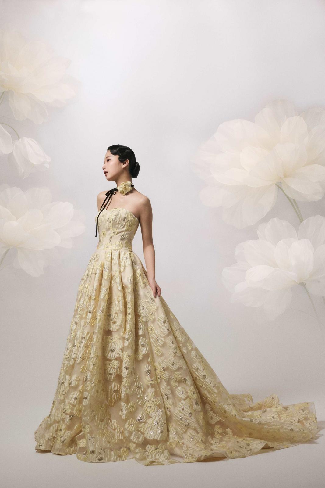 繊細にきらめくゴールドのグラデーションが美しい一着。派手すぎない上品な光が花嫁の魅力を引き立てます