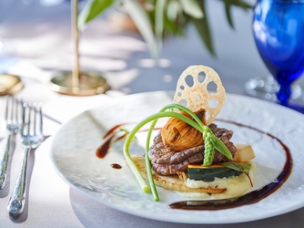 季節の新鮮な食材を使って、おふたりの祝宴にふさわしい美食を創り上げる