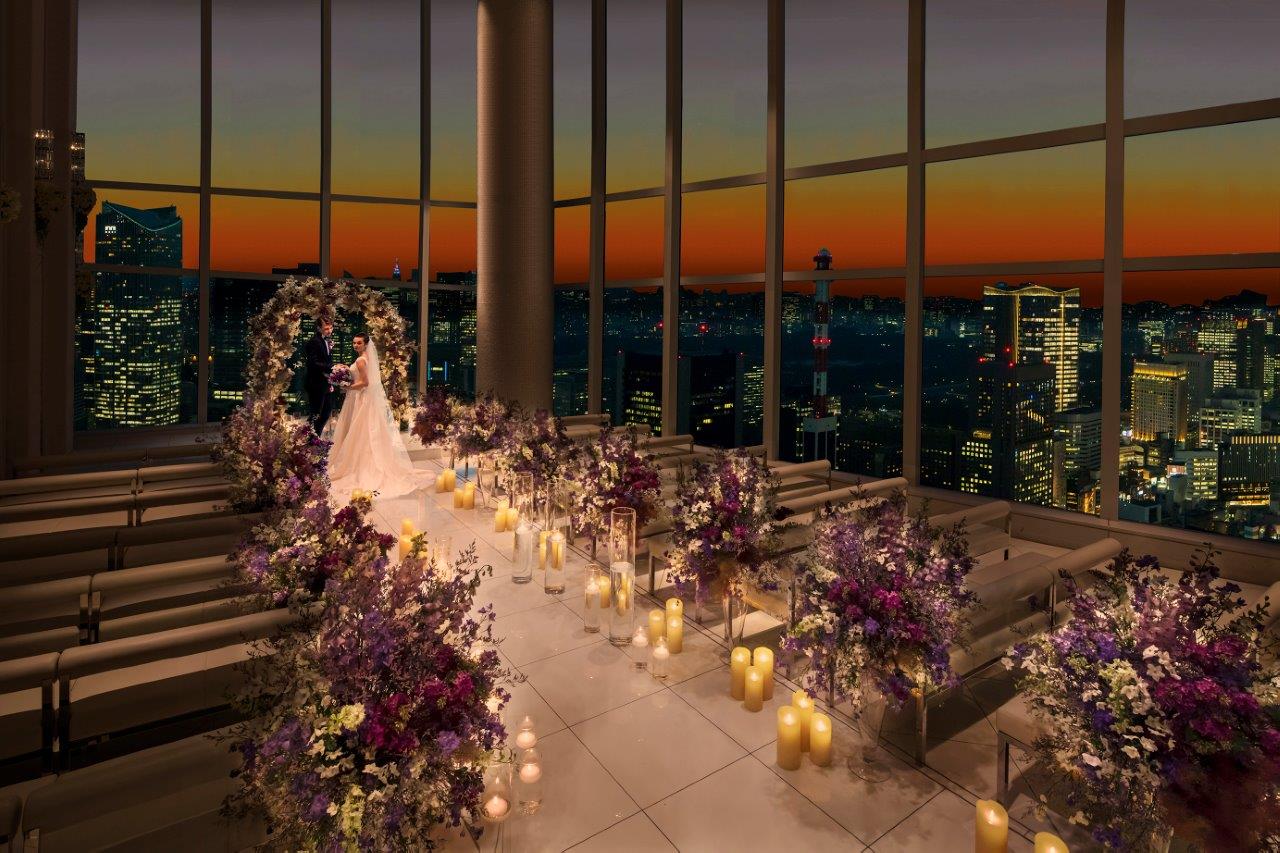 祭壇の先には、きらきらと一面に輝く宝石箱のような夜景が広がる