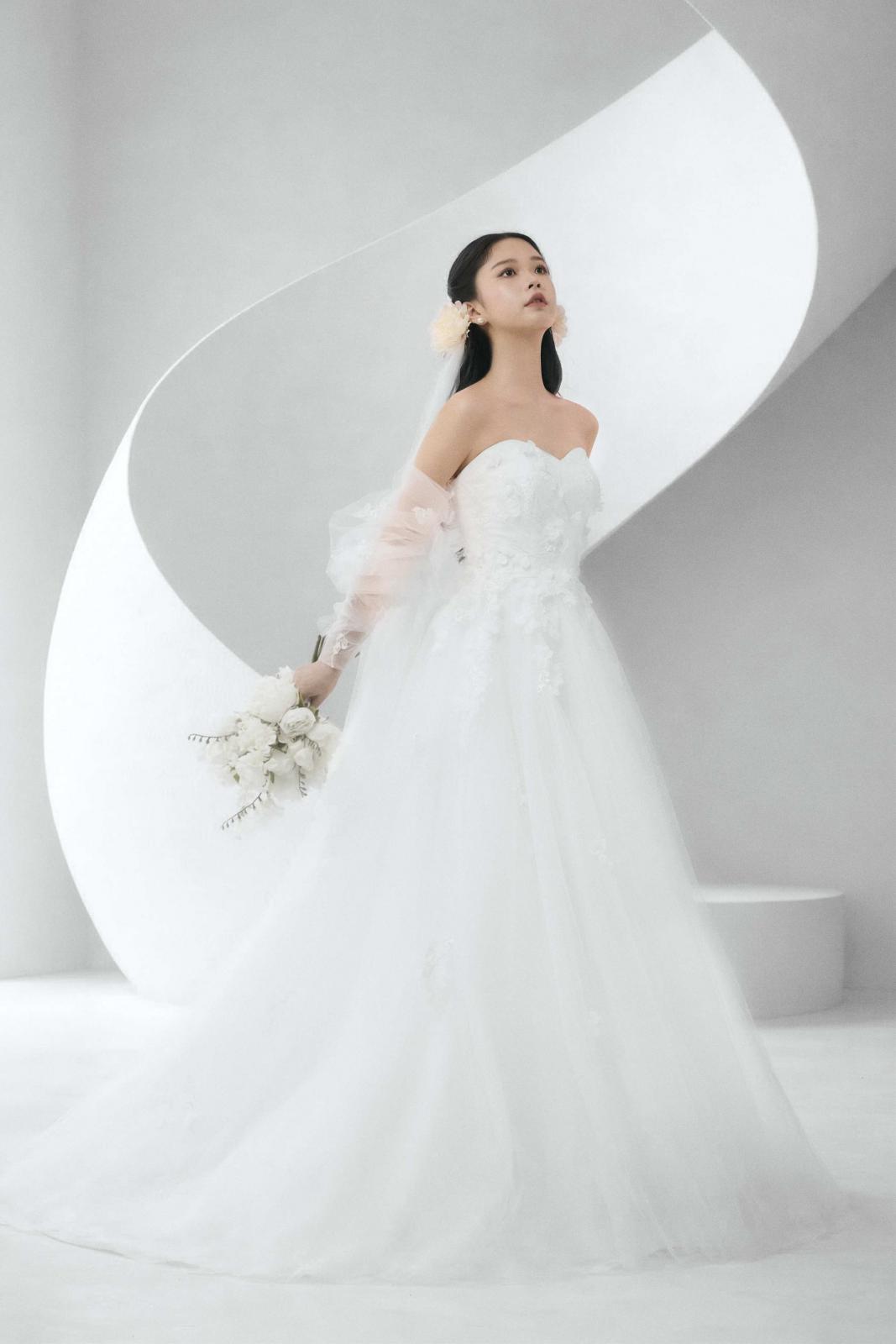 シルエット・素材・雰囲気の異なる200着以上のドレスをご用意。