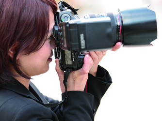 想い出に残したいセレモニーの様子やおふたりの表情は、当館のカメラマンにおまかせ！