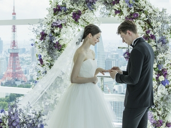 大きな窓の外には都心の街並みと青空が。スケール感溢れる天空チャペルで、忘れられないセレモニーを叶えて