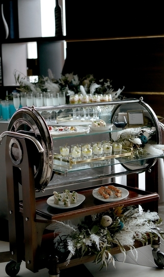 スイーツワゴンでゲストにおもてなしを届ける