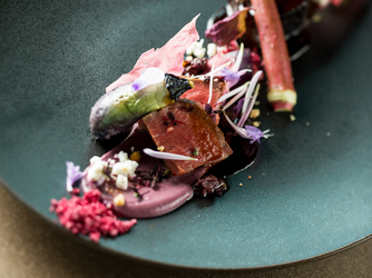 オートクチュールの一皿を用意することも。ふたりに縁のある食材を使うなど、打ち合わせからシェフがご提案