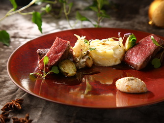 ゲストが料理を口に運ぶタイミングまですべてを計算し、できたてをゲストの元へ